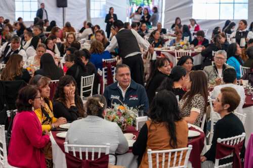 Festeja Ayuntamiento de Toluca a  las mamás trabajadoras